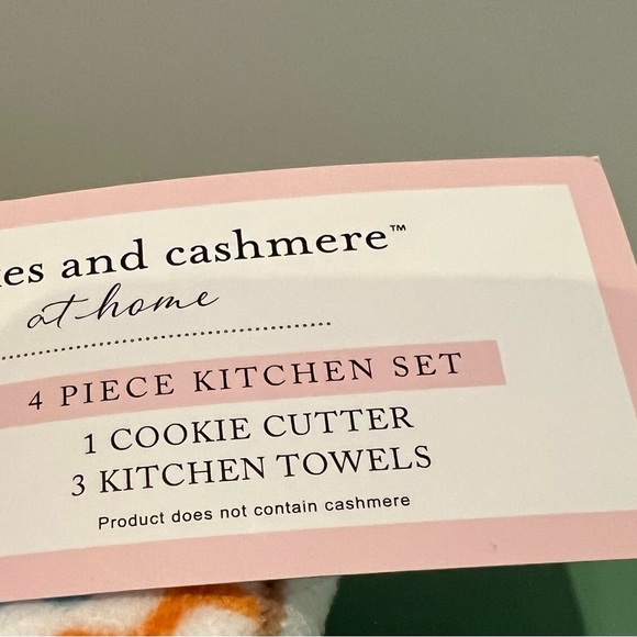 Cupcakes and Cashmere Easter Kitchen Towels with Bunny Cookie Cutter- NWT - Picture 3 of 4